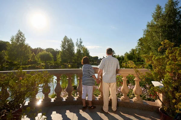 Reifes Paar hält Händchen im Park. — Stockfoto