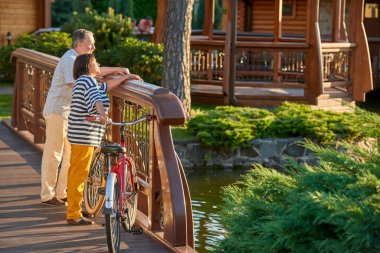 Köprüde kıdemli bir çift var..