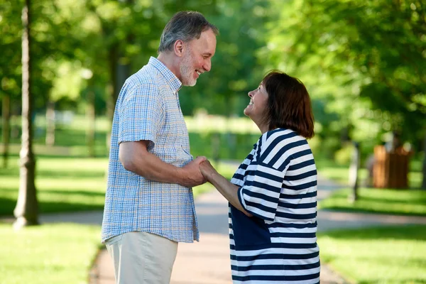 Sonriendo pareja caucásica mirándose el uno al otro. — Foto de Stock