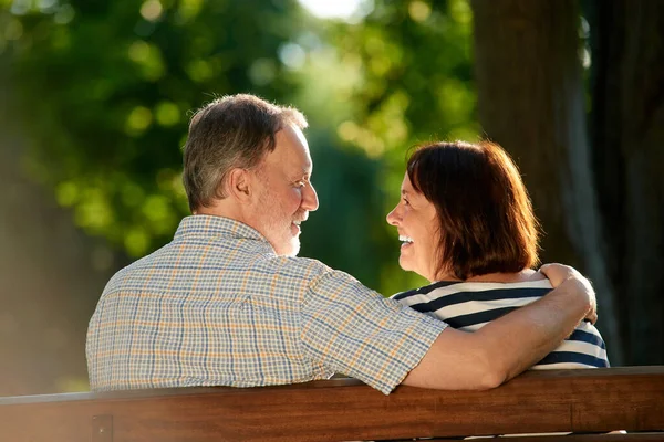 Feliz pareja de ancianos sonrientes en el parque. —  Fotos de Stock