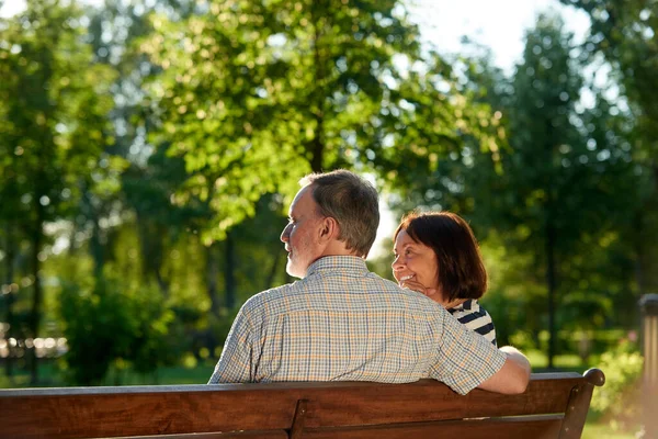 Couple sénior sur le banc vue arrière. — Photo