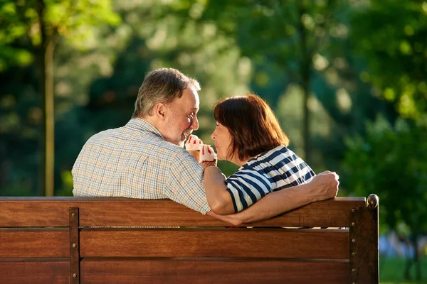 Uomo e donna godendo cono gelato all'aperto. — Foto Stock