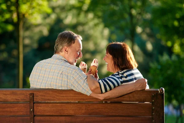 Back view man and woman eating ice-cream outdoors. — Stock Photo, Image