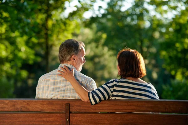 Back view retired senior couple on the bench. — Stock Photo, Image