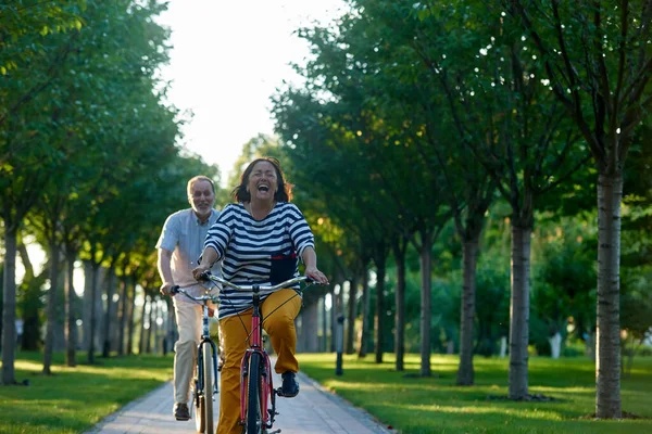 Ευτυχισμένο συναισθηματικό ζευγάρι με ποδήλατα. — Φωτογραφία Αρχείου