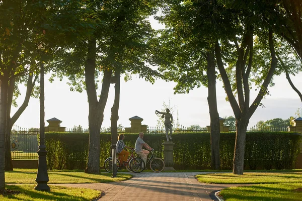 Casal maduro de ciclismo no parque da cidade. — Fotografia de Stock