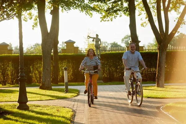 Joyeux couple à vélo dans le parc. — Photo