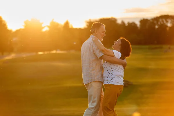 Couple mature câlins à l'extérieur. — Photo