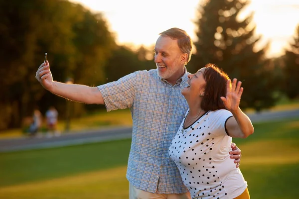 Volwassen paar het maken van selfie. — Stockfoto