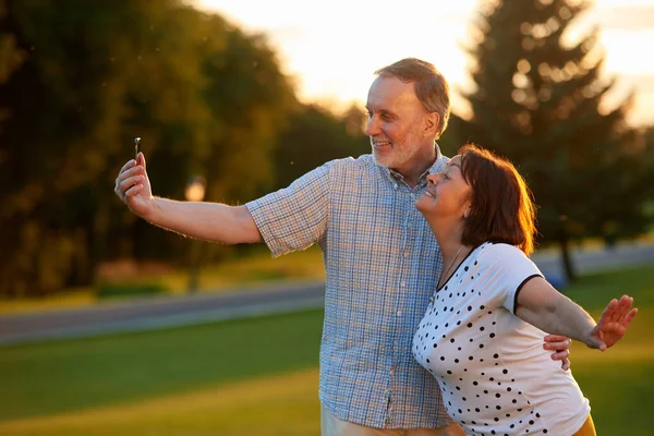 Hombre y su esposa haciendo selfie. — Foto de Stock