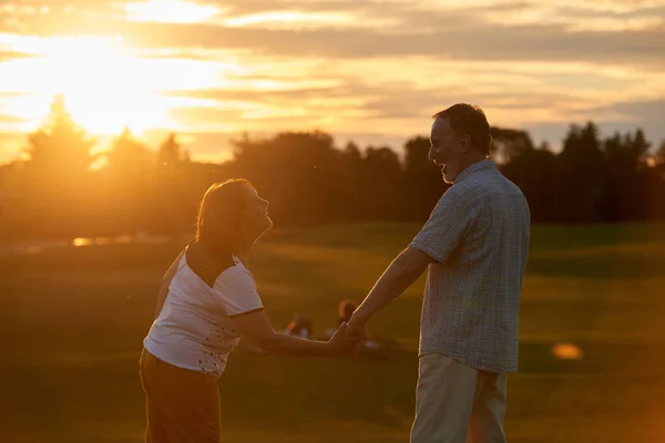 Gepensioneerd paar hand in hand buiten. — Stockfoto