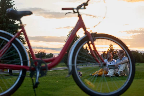 Vélo rouge sur l'herbe. — Photo
