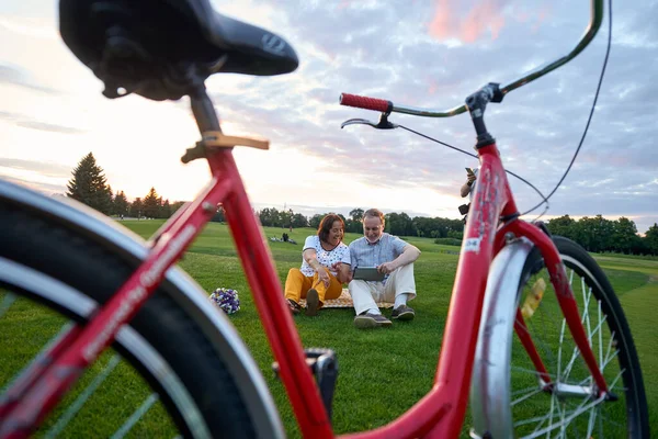 Gros plan vélo rouge à l'extérieur. — Photo