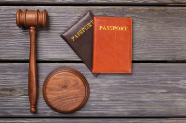 Pasaportlar ve tahta tokmak..