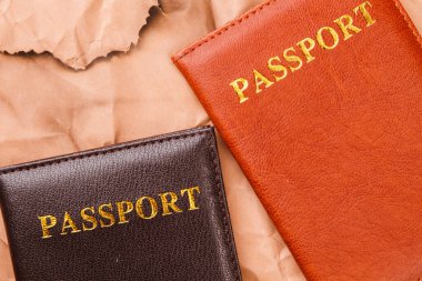 İki pasaport yakın plan..