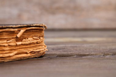 Yakın plan eski bir kitap..