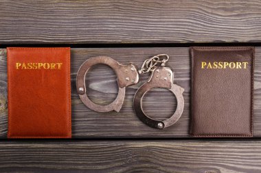 İki pasaport ve kelepçe..