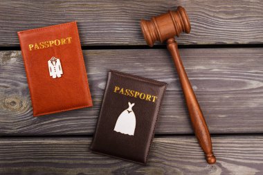 Tahta tokmak ve pasaportlar masanın üstünde..