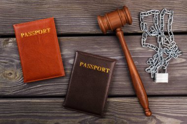 Üst düzey pasaport tokmak ve zincirler..