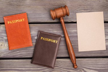 Tokmaklı boş kağıt ve iki pasaport..