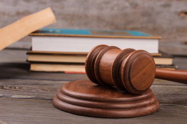 Tokmak ve hukuk kitaplarını kapatın..