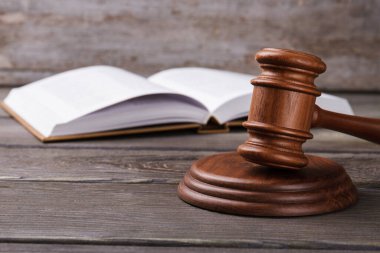 Gavel hukuk kitabını açtı..