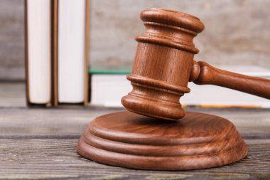 Yakın plan ahşap çekiç..