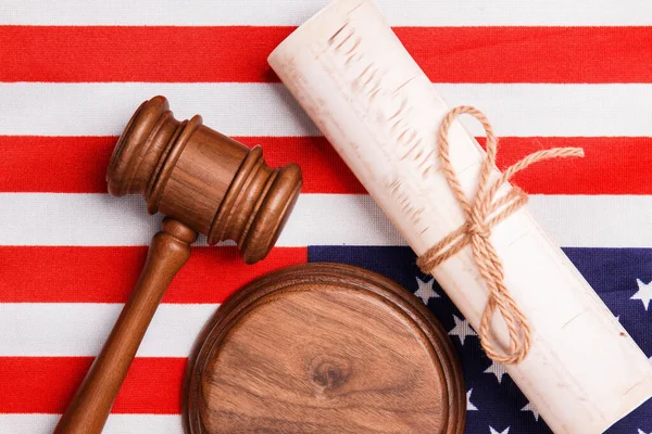 Plochá kladívka soudce a vlajka USA. — Stock fotografie