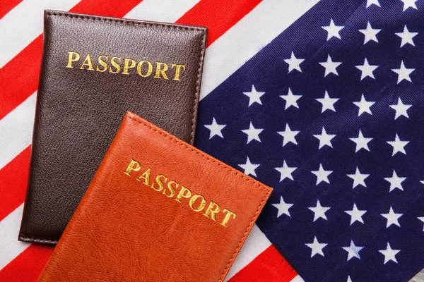 Passaportes na bandeira dos EUA. — Fotografia de Stock