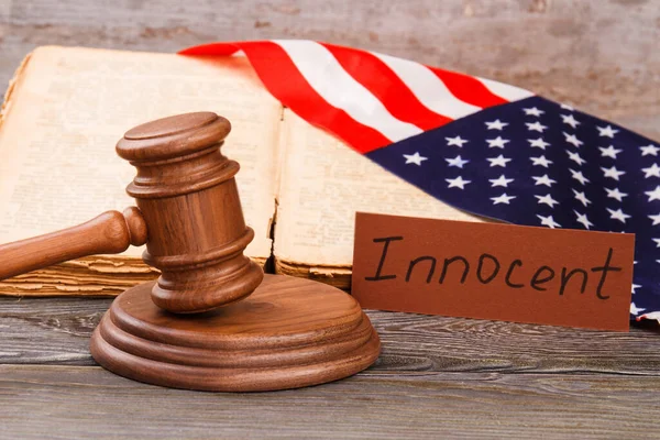 Verdict innocent à la cour des Etats-Unis. — Photo