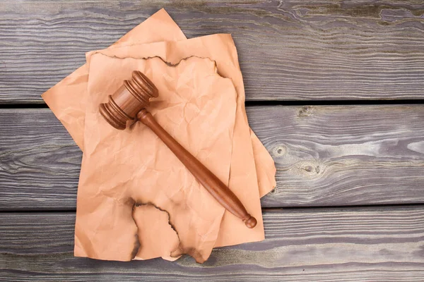 Wooden gavel pada kertas beige. — Stok Foto