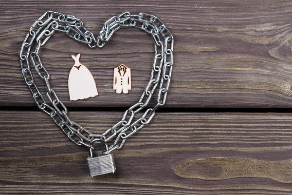 Asma kilitli kalp şeklinde zincirler.. — Stok fotoğraf