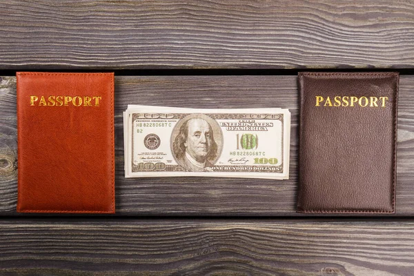 Flat lay passaportes e dinheiro. — Fotografia de Stock