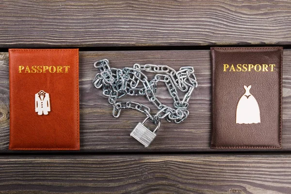 Pasaportlar ve asma kilitli metal zincirler..