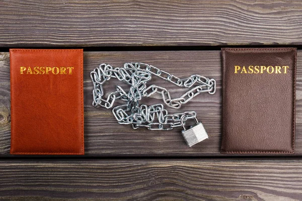 Asma kilitli üst görünüm pasaportlar ve zincirler. — Stok fotoğraf