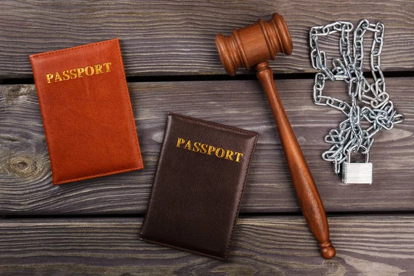 Üst düzey pasaport tokmak ve zincirler..