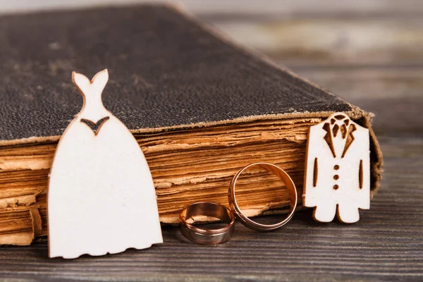 Anéis de casamento trajes e livro velho. — Fotografia de Stock