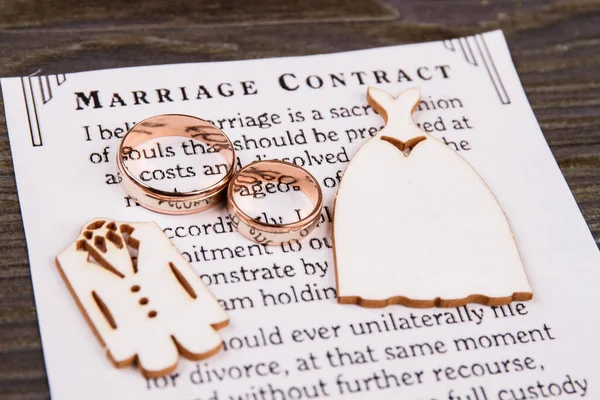 Dos anillos y contrato de matrimonio. —  Fotos de Stock