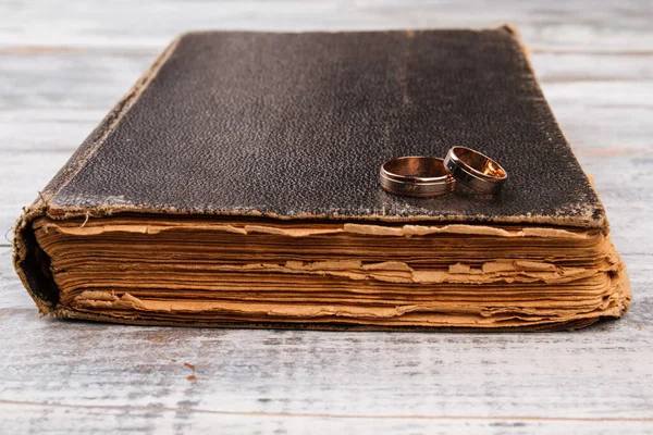 Anéis de casamento na Bíblia. — Fotografia de Stock