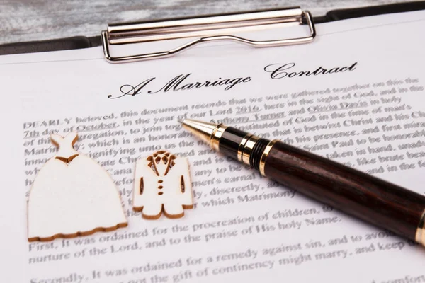 Matrimonio contarct e penna primo piano. — Foto Stock