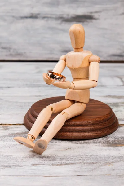 Миниатюрный деревянный манекен с обручальным кольцом. — стоковое фото