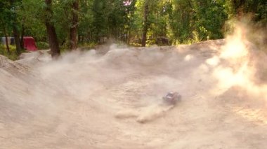 RC araba hareket ediyor ve duman çıkarıyor..