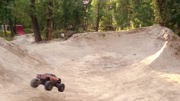 RC monster truck na piasku. — Wideo stockowe