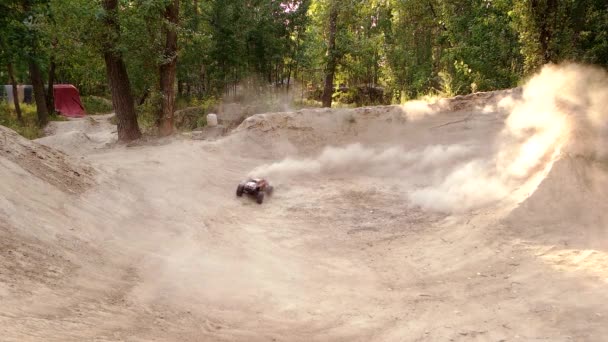 RC buggy autó sodródik a homokon. — Stock videók