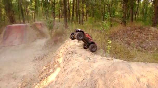 Voiture RC sur une course avec obstacles. — Video