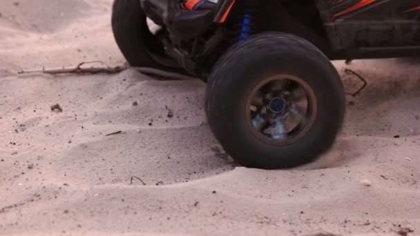 RC-Auto startet Fahrt auf dem Sand. — Stockvideo