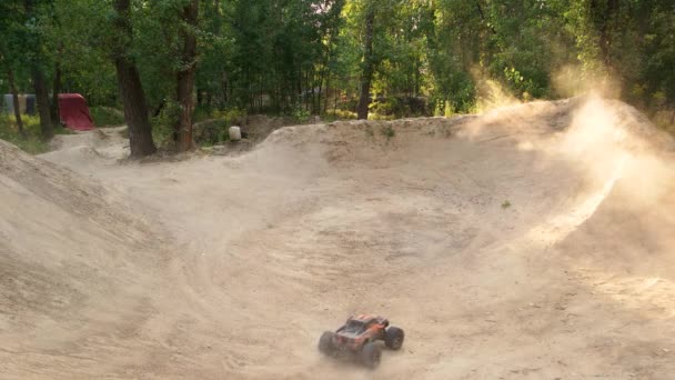 RC zabawki buggy samochód poruszający się i dymu. — Wideo stockowe