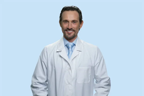 Портрет усміхненого лікаря середнього віку в білій шубці . — стокове фото