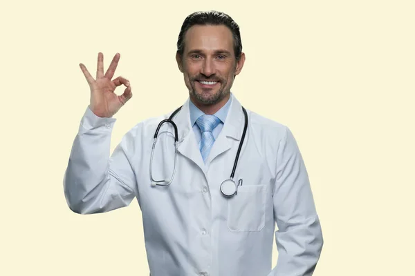 Доктор со стетоскопом показывает жест в порядке.. — стоковое фото