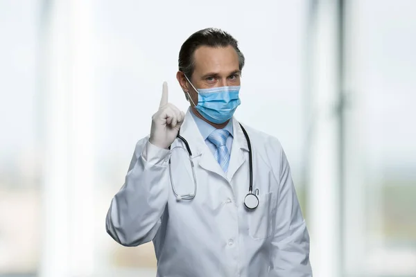 Ärzte warnen mit erhobenem Zeigefinger. — Stockfoto